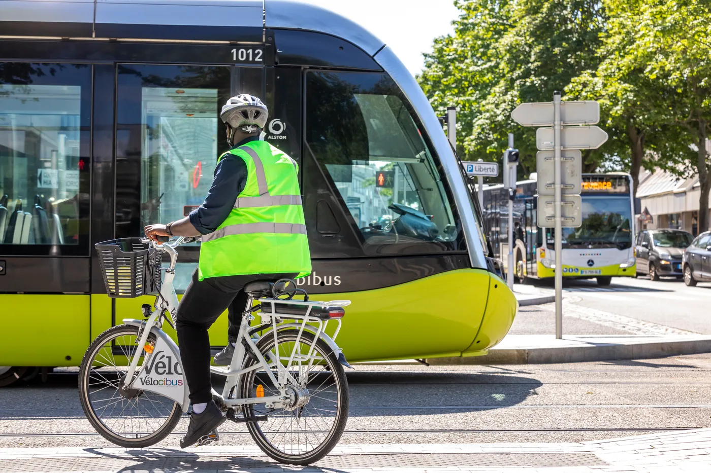 multimodalité tram et vélo BREST.jpg