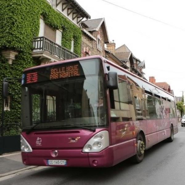 Un bus Mouvéo dans la ville d'Epernay