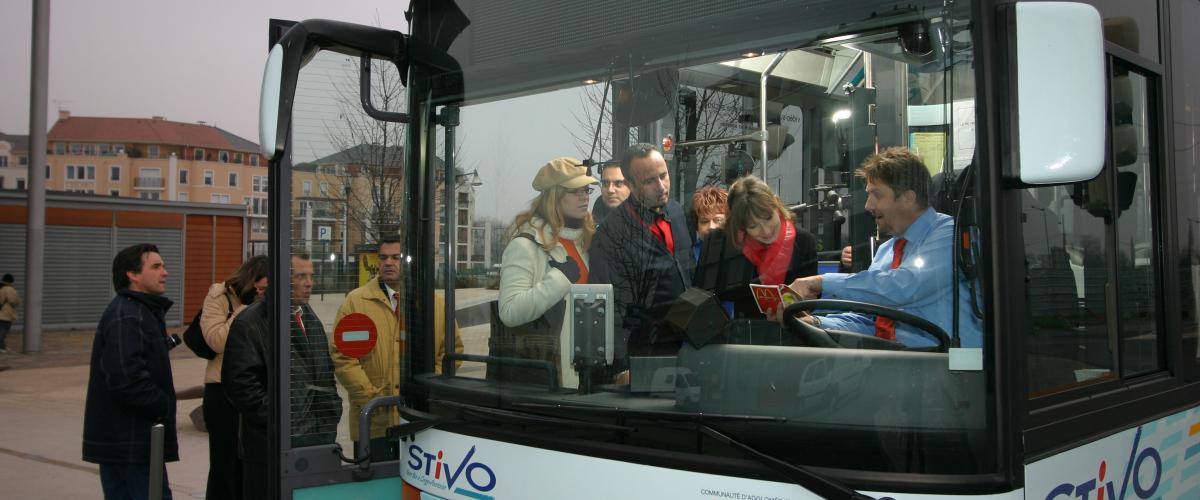 En gare de Saint-Ouen-L'Aumône, le bus STIVO en mobilité
