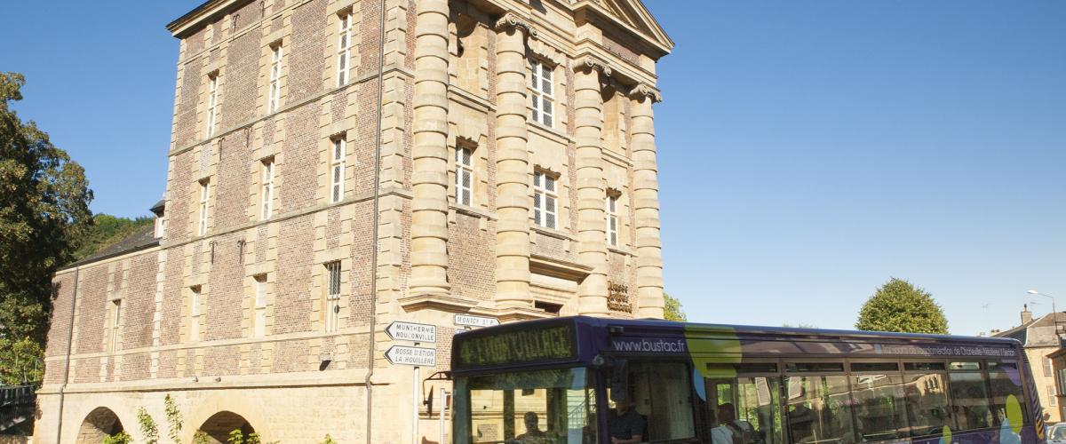 Un bus du réseau Tac, Ardenne Métropole, en mobilité 