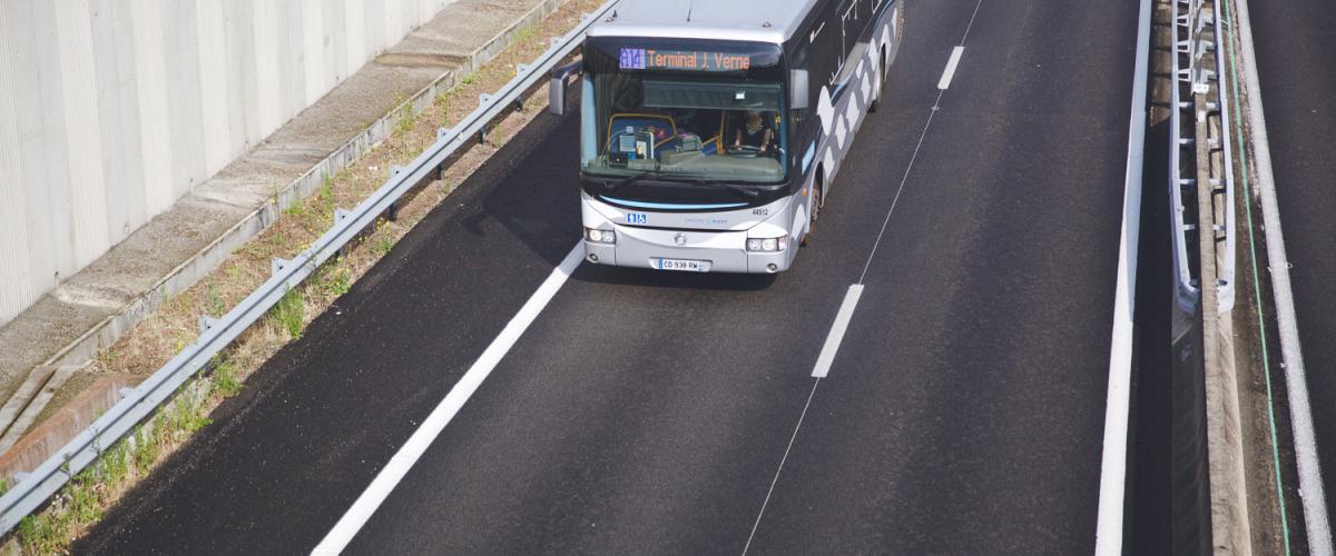 Les Mureaux, France, Bus in mobility